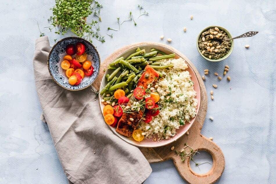 Plat sain avec des céréales, du poisson et des légumes